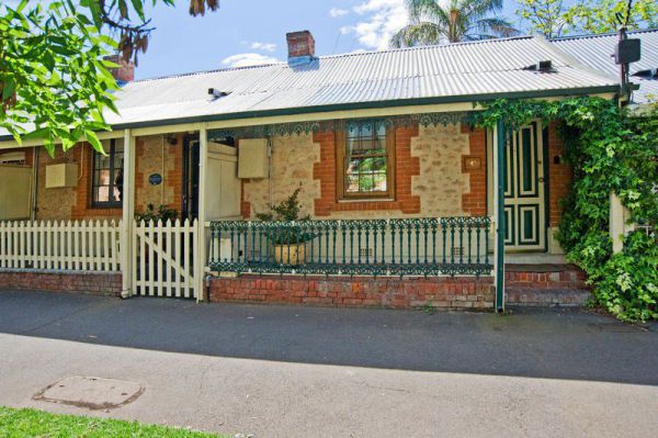 The Lion Cottage - Dalby Accommodation